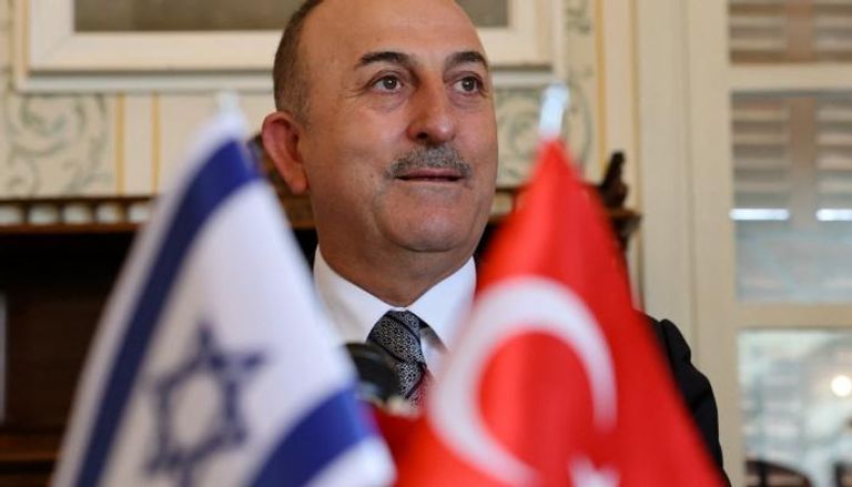 وزير الخارجية التركي يتوسط علمي بلاده وإسرائيل