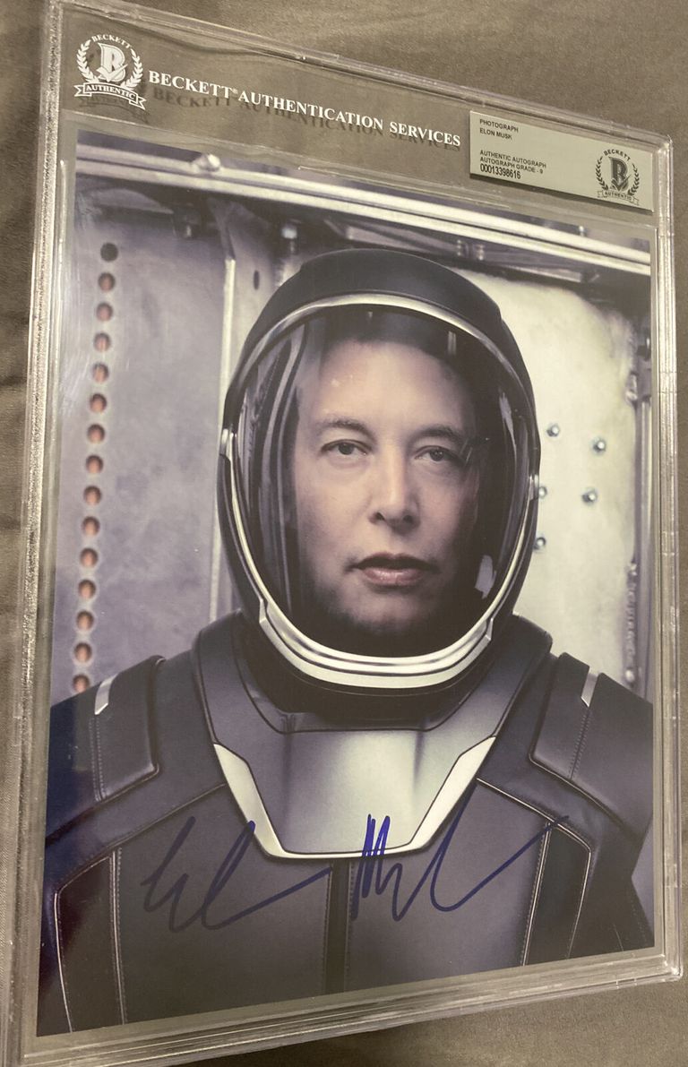 إيلون ماسك وهو مرتديا خوذة فضاء