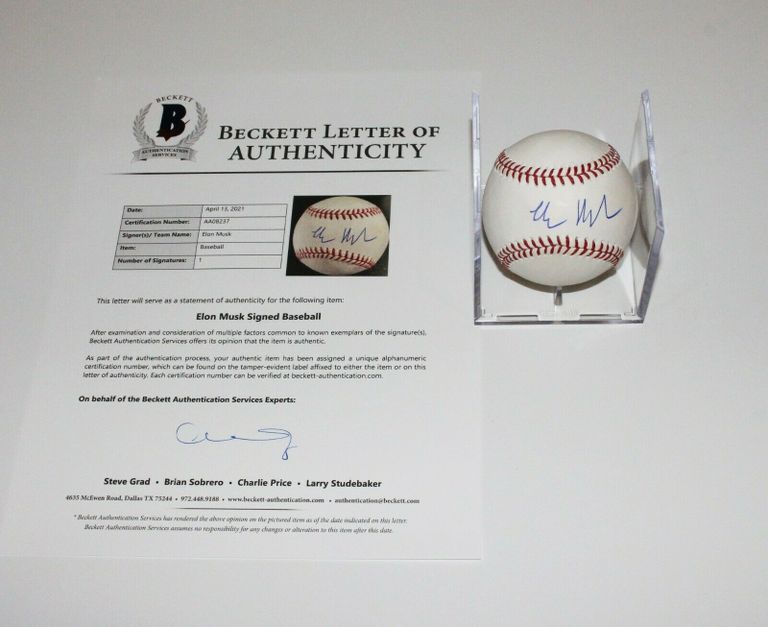 كرة بيسبول عليها توقيع إيلون ماسك تباع بسعر 10 آلاف دولار