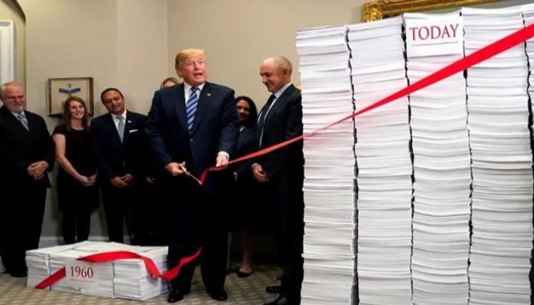 ترامب يقف أمام كميات كبيرة من الأوراق - أرشيفية