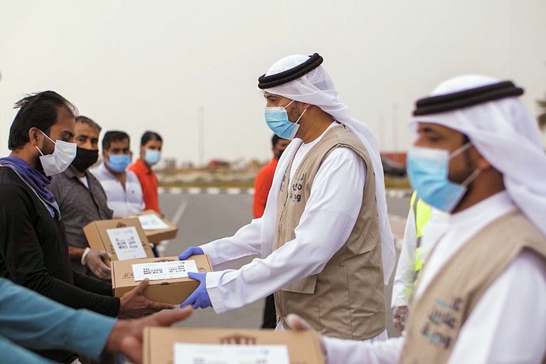 جانب من أعمال رواد العمل الإنساني بالإمارات