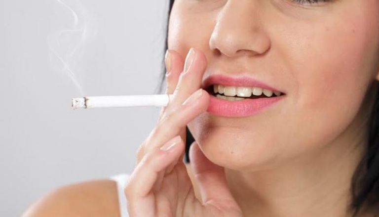 يلحق التدخين أضرارا جسيمة بالأسنان
