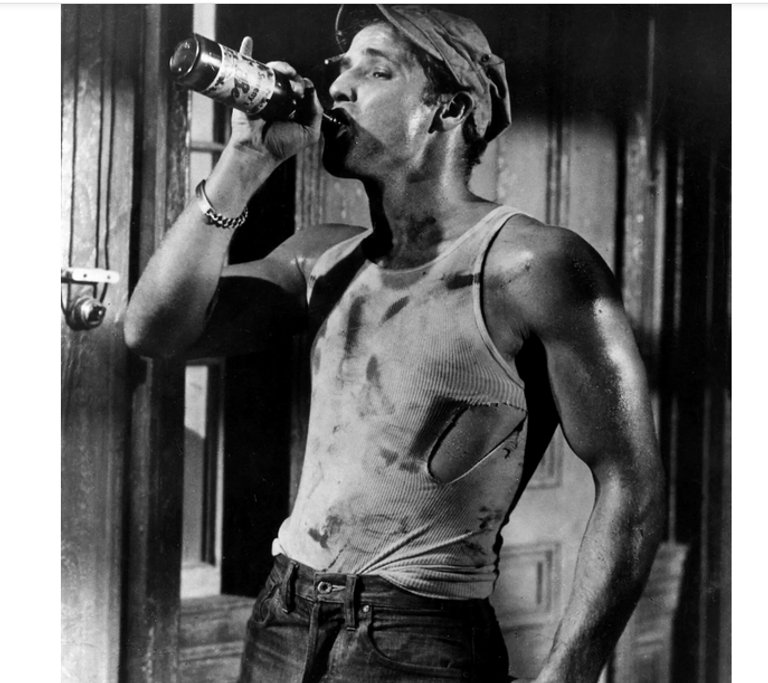 جيجي حديد ترتدي "تانك توب"