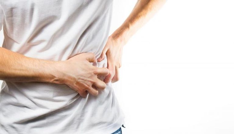 أعراض المغص الكلوي تشمل ألم أسفل البطن
