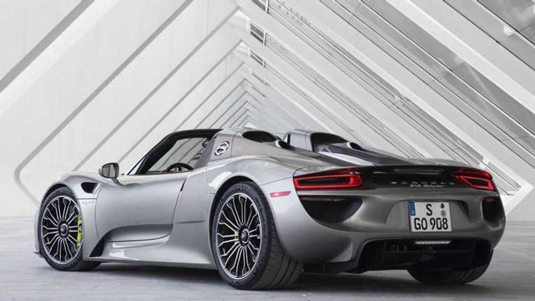 بورشه 911 توربو أس في مواجهة شقيقتها 918 سبايدر