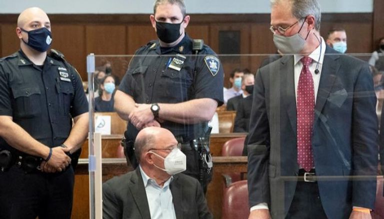 المدير المالي السابق لـ"منظمة ترامب" جالسا أثناء مثوله في المحكمة- رويترز