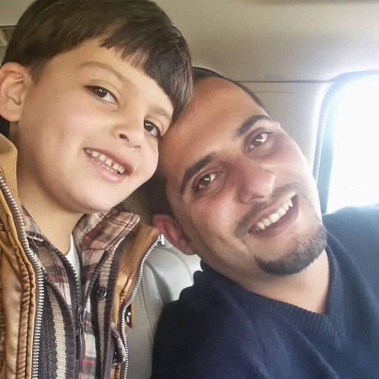 الأب المكلوم وأحد أطفاله