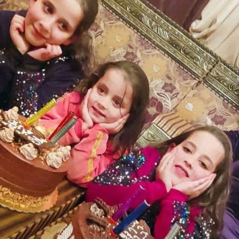 الأب المكلوم وأحد أطفاله