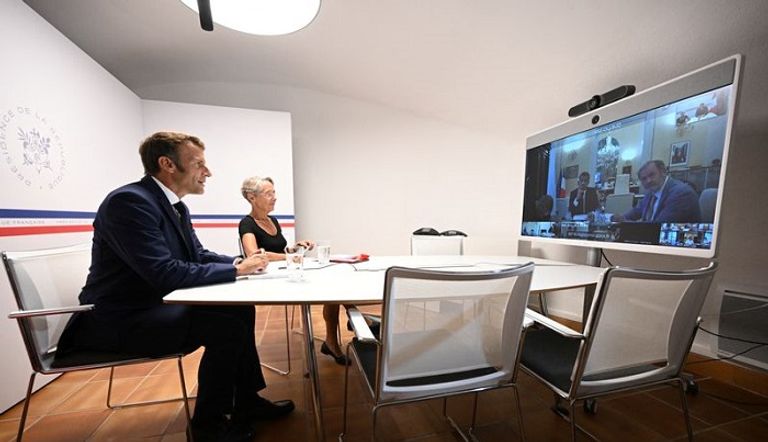 العاصفة اقتلعت الأشجار وعطلت القطارات