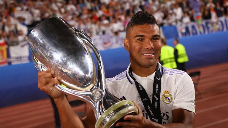 كاسيميرو مع السوبر الأوروبي آخر ألقابه في ريال مدريد تشافي هيرنانديز مدرب برشلونة