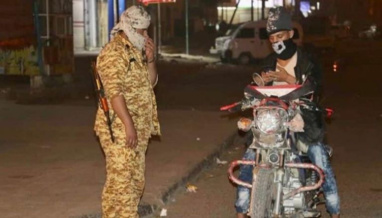 مسلح إخواني بالبزة العسكرية يفتش المارة في مدينة مأرب