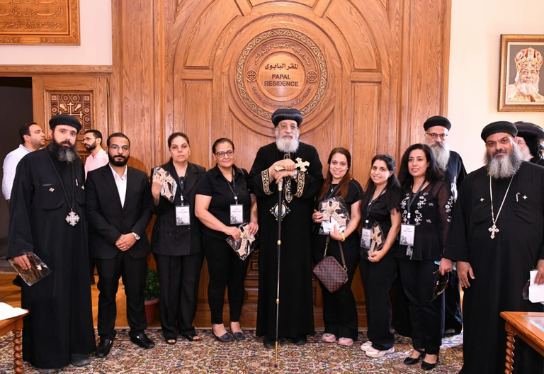 جانب من لقاء البابا تواضروس بأسر الضحايا