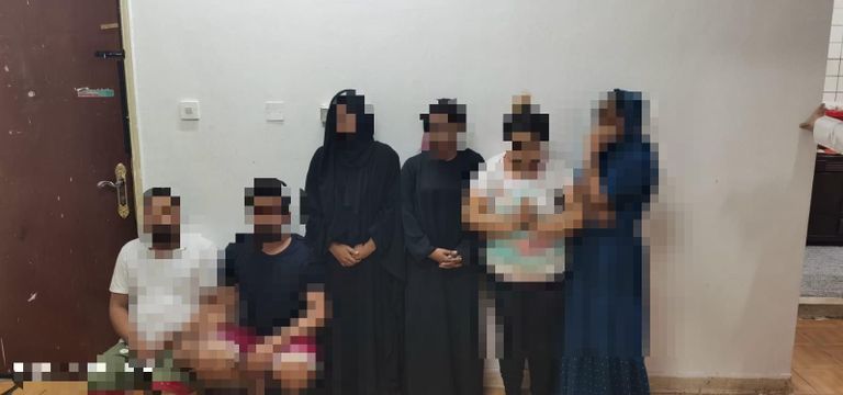 المتهمون بعد القبض عليهم في الكويت