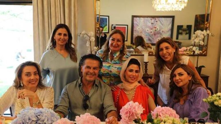 صور نشرها الفنان راغب علامة على حساباته بمواقع التواصل من حفل الاستقبال صورة متداولة تجمع الفنان راغب علامة وزوجة سفير العراق بالأردن خلال حفل استقبال