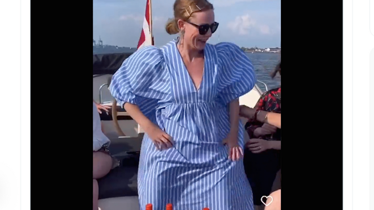 إحدى داعمات مارين في مقطع راقص دعما لرئيسة الوزراء