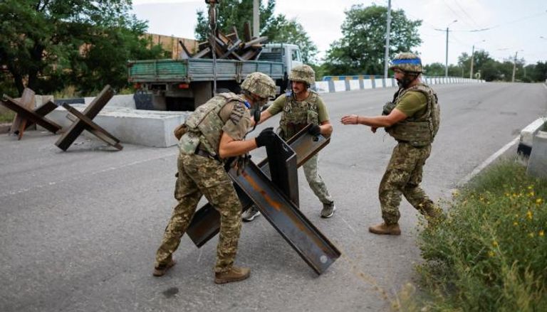 جنود أوكرانيون يقيمون حاجزا - أرشيفية