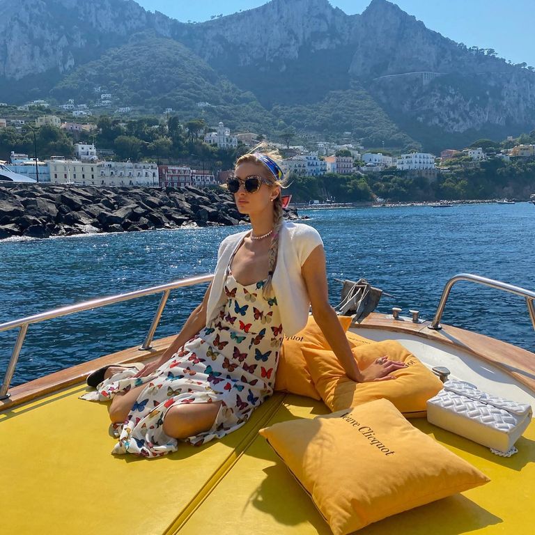 المغنية والممثلة باريس هيلتون