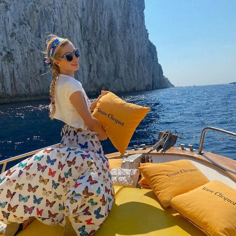 المغنية والممثلة باريس هيلتون