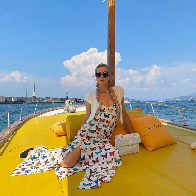 المغنية والممثلة باريس هيلتون