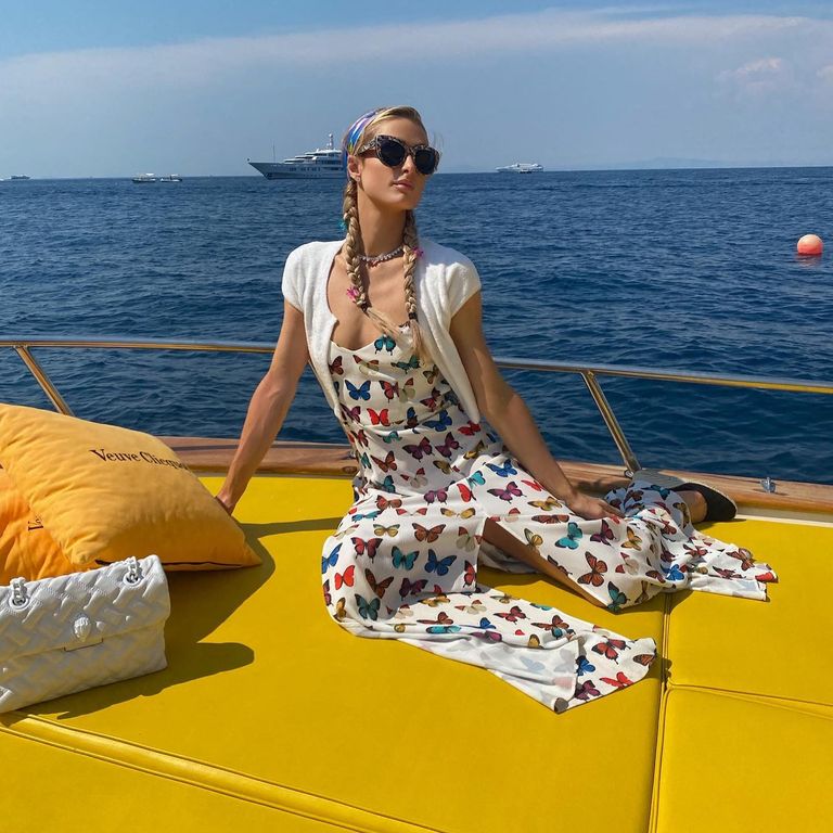 المغنية والممثلة باريس هيلتون