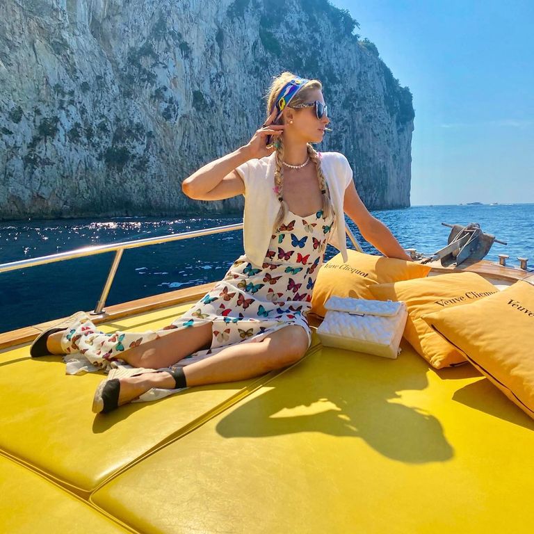 المغنية والممثلة باريس هيلتون