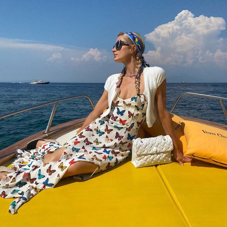 المغنية والممثلة باريس هيلتون