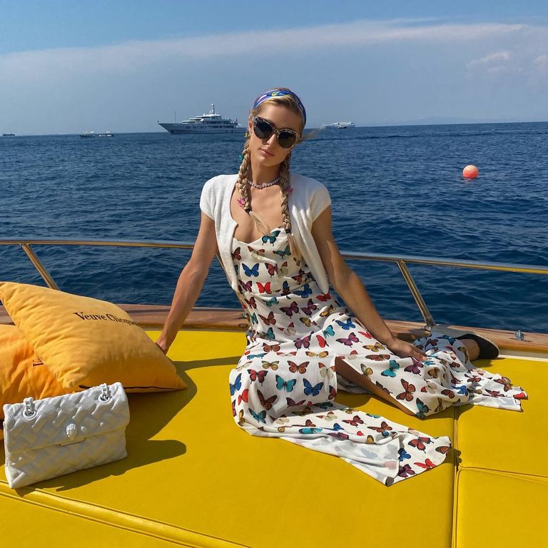 المغنية والممثلة باريس هيلتون