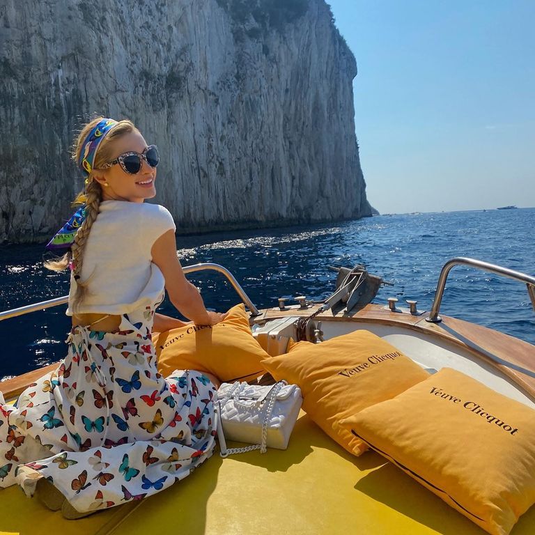 المغنية والممثلة باريس هيلتون