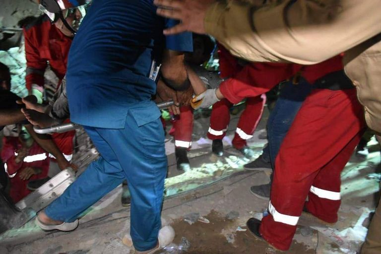 جانب من عمليات إنقاذ عالقين من تحت ركام مزار ديني بالعراق