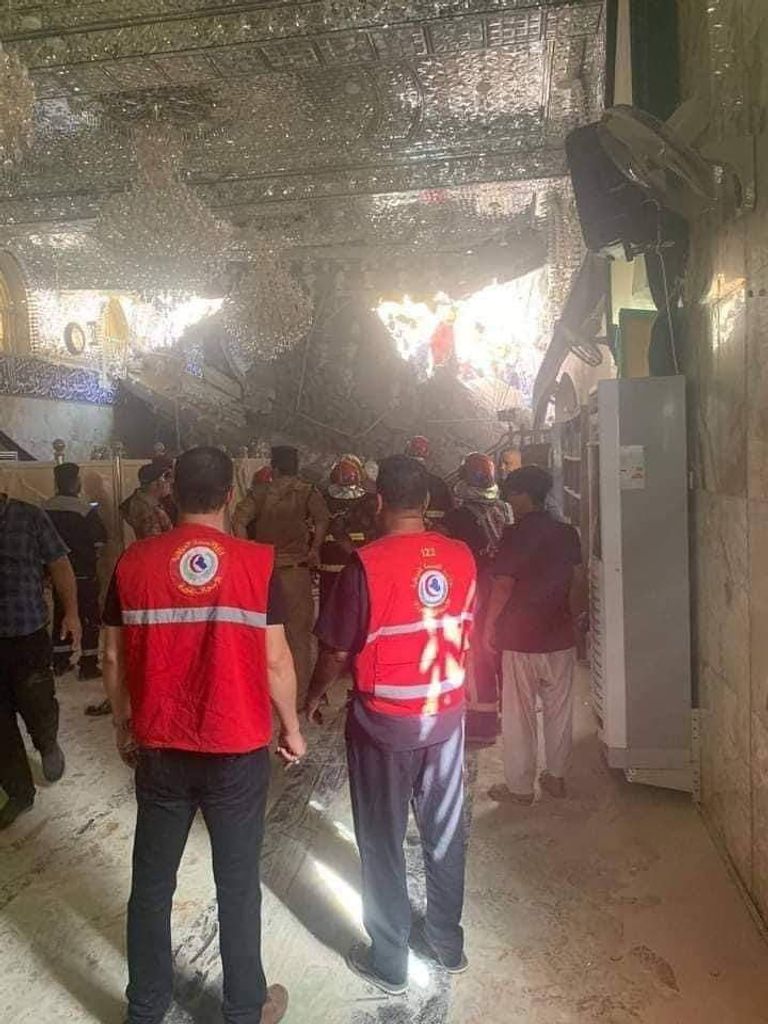 جانب من عمليات إنقاذ عالقين من تحت ركام مزار ديني بالعراق