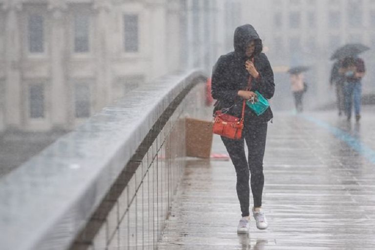 سيدتان تحتميان بالمظلة من مياه المطر - أرشيفية