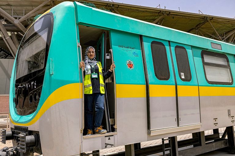 سيدة تقود مترو الأنفاق في مصر