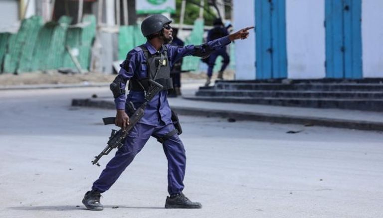 جندي صومالي أمام الفندق