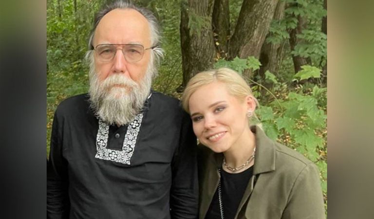 جانب من انفجار السيارة واشتعال النار بها