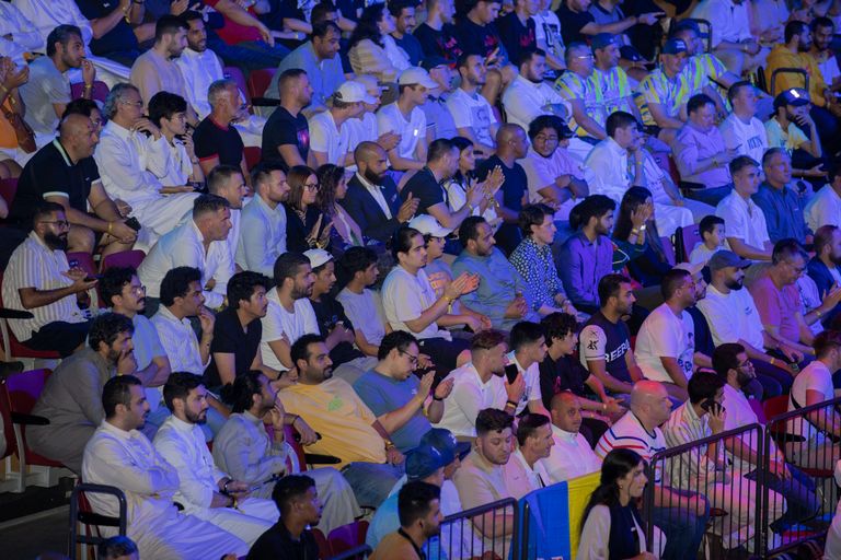 الجماهير الحاضرة في نزال البحر الأحمر