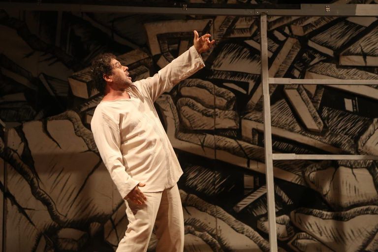 الفنان محمد هاشم خلال تجسيد دور البطولة في مسلسل