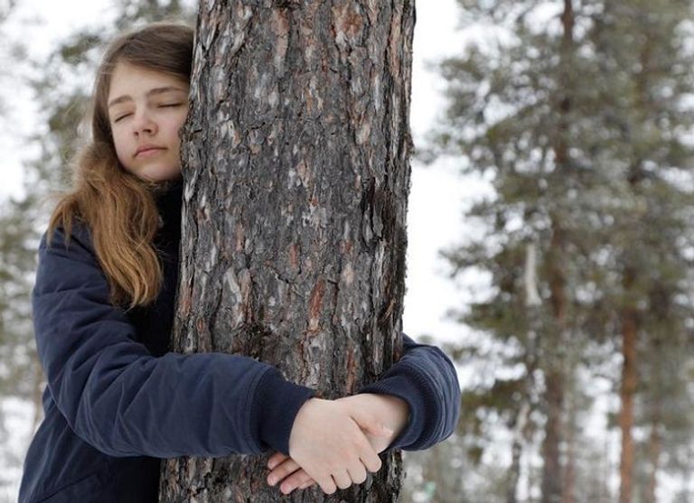 أحد المتسابقين في بطولة عناق الأشجار