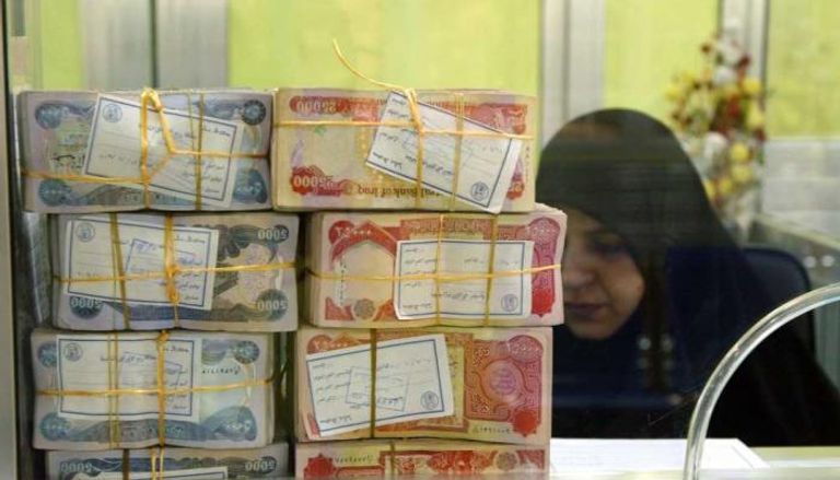 عملات نقدية من فئات مختلفة عند أحد المصارف العراقية