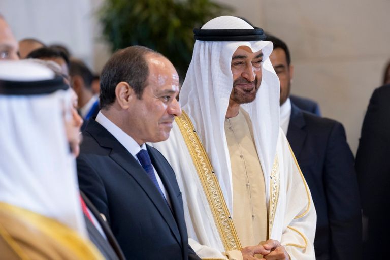 محمد بن زايد والرئيس المصري يتفقدان مشروعا سياحيا في  العلمين