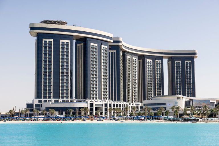 محمد بن زايد والرئيس المصري يتفقدان مشروعا سياحيا في  العلمين