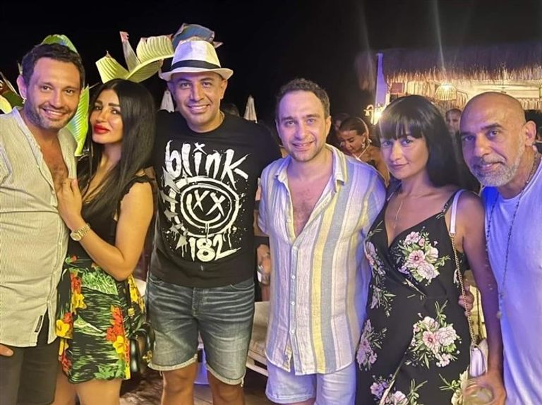 حسام حبيب مع أصدقائه في الساحل حسام حبيب وشيرين عبدالوهاب