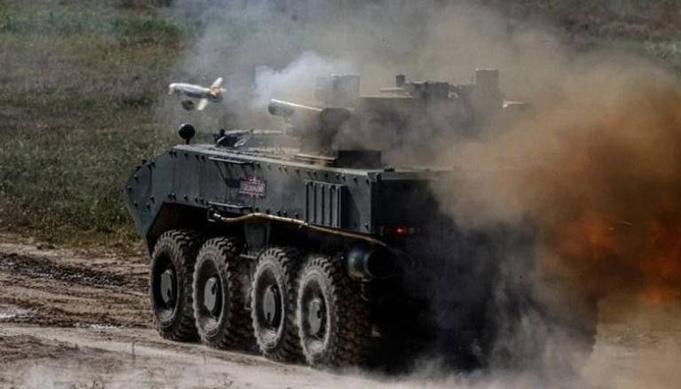 مدرعة روسية تطلق صاروخا مضاد للدبابات بأوكرانيا