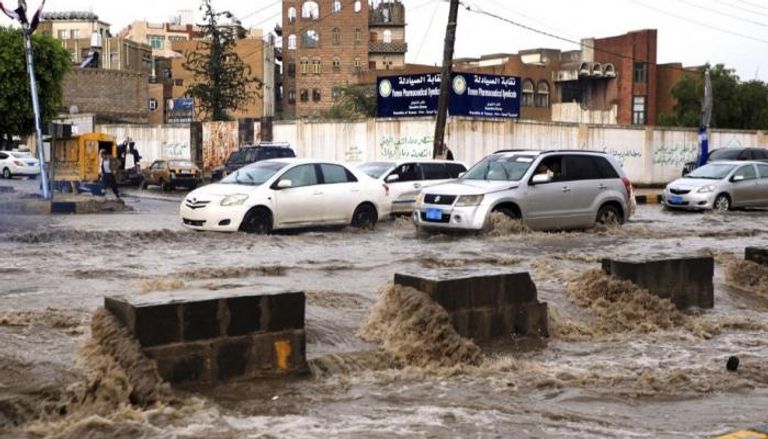 مياه الأمطار والسيول تغمر شوارع اليمن