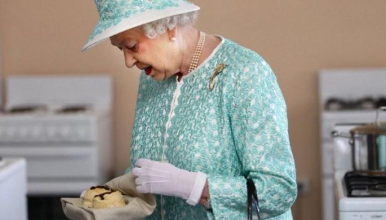 الملكة إليزابيث الثانية تستعد لتناول شطيرة - أرشيفية