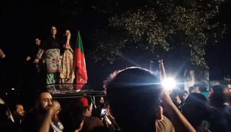 جانب من اعتصام أنصار خان ليلا أمام منزله