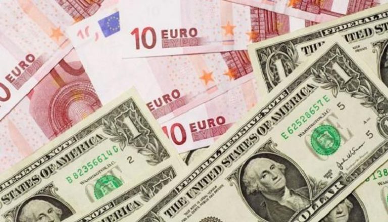 الدولار يوجه ضربة مباغته لليورو