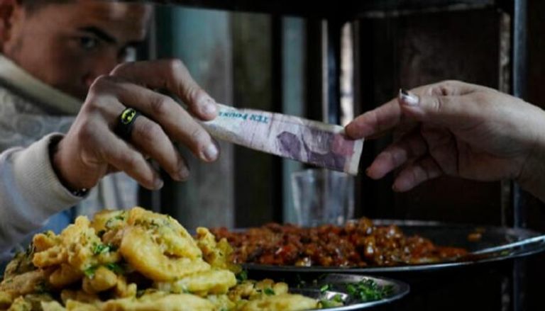مصري يقدم 10 جنيهات لبائع في مطعم بالقاهرة 