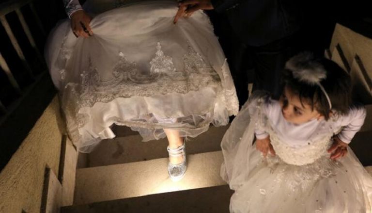 طفلتان ترتديان فستان زفاف - أرشيفية