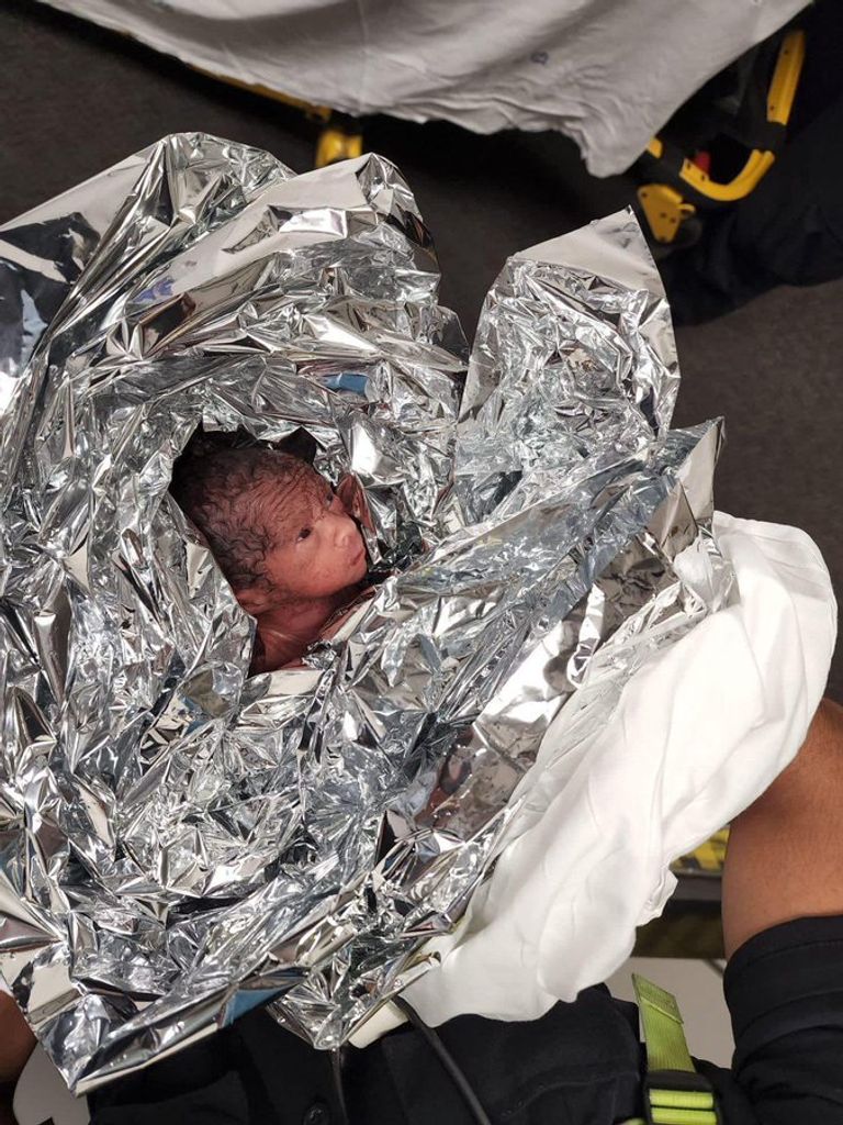 أم تضع مولودها على متن طائرة