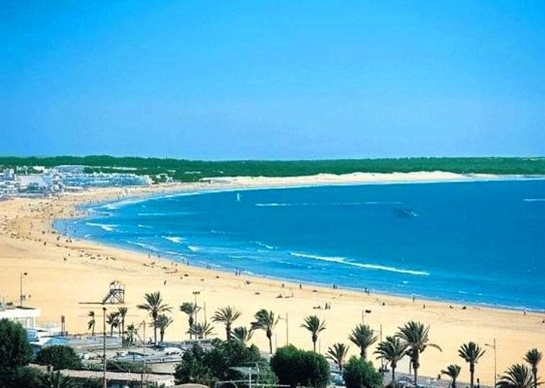 شاطئ أغادير أحد أماكن السياحة في أغادير السياحة في أغادير.. 4 أماكن ساحرة تستحق الزيارة
